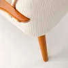 Poltrona moderna design in stoffa beige chiaro e gambe legno noce chiaro Bled