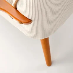 Poltrona moderna design in stoffa beige chiaro e gambe legno noce chiaro Bled