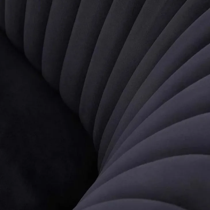 Poltroncina design in velluto nero con gambe oro Romance