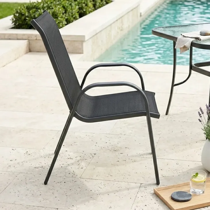 Sedia da giardino con braccioli impilabile in metallo nero e textilene nero Nava