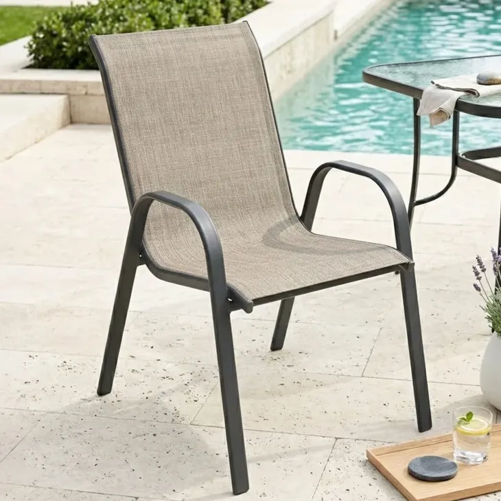 Sedia da giardino con braccioli impilabile in metallo nero e textilene beige Nava