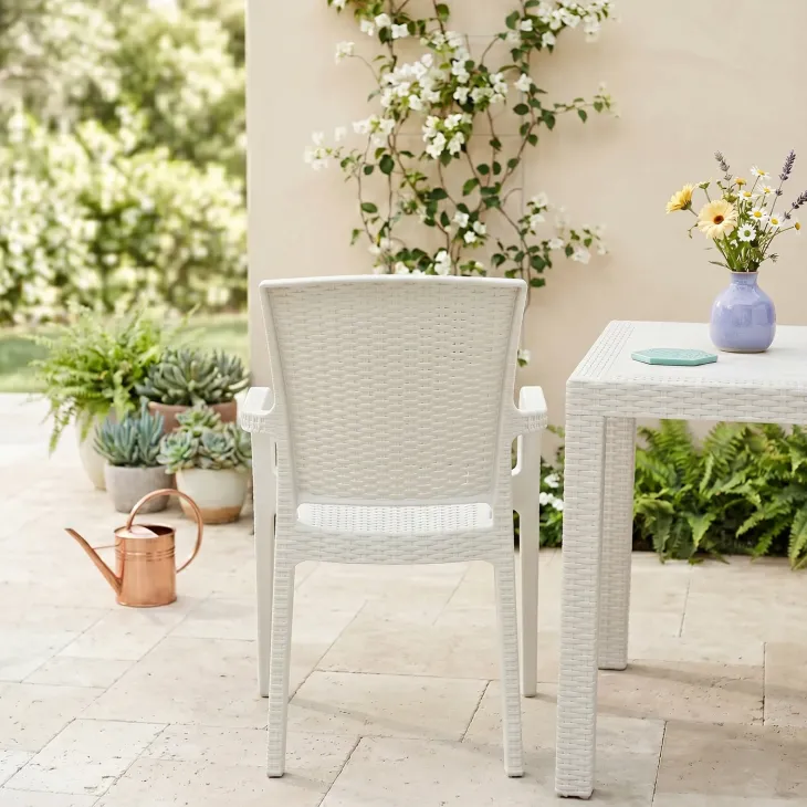 Sedia da giardino esterno bar impilabile con braccioli polipropilene effetto rattan bianco Maddy