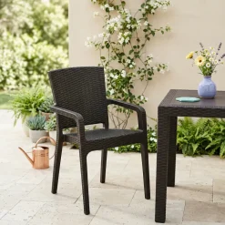 Sedia da giardino esterno bar impilabile con braccioli polipropilene effetto rattan marrone Maddy