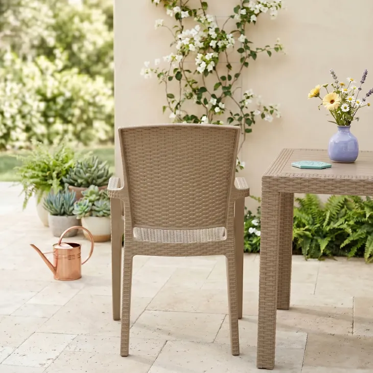 Sedia da giardino esterno bar impilabile con braccioli polipropilene effetto rattan tortora Maddy