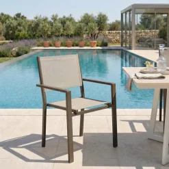 Sedia da giardino impilabile con braccioli quadrati in alluminio e textilene tortora Brezza
