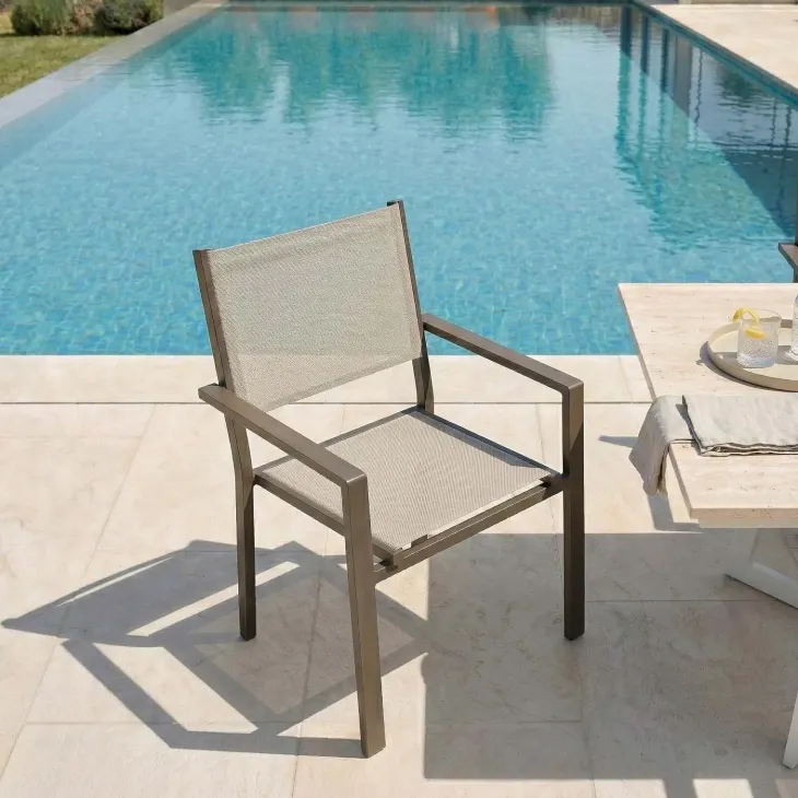 Sedia da giardino impilabile con braccioli quadrati in alluminio e textilene tortora Brezza