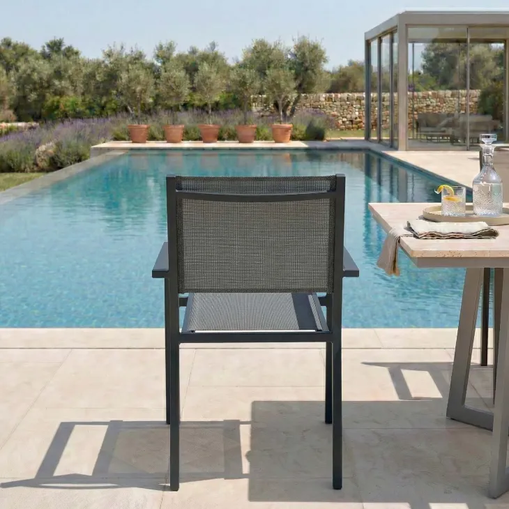 Sedia da giardino impilabile con braccioli quadrati in alluminio antracite e textilene grigio Brezza
