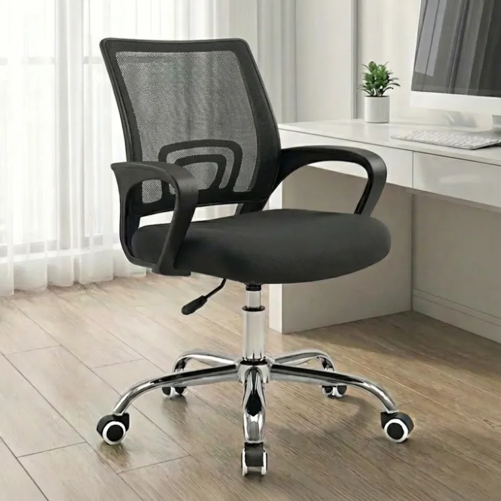Sedia da ufficio girevole in tessuto con ruote e struttura nera Mesh